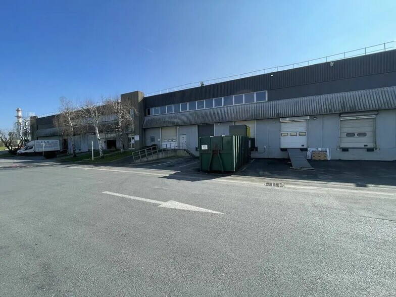 Industrial in Stains to rent - Building Photo - Image 2 of 8