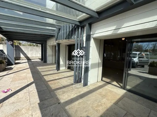 Location Commerce 330 m² - Photo 1