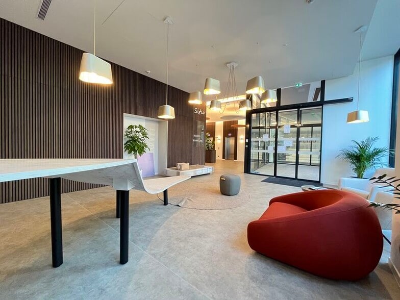 57-59 Rue Yves Kermen, Boulogne-Billancourt to rent - Lobby - Image 2 of 6