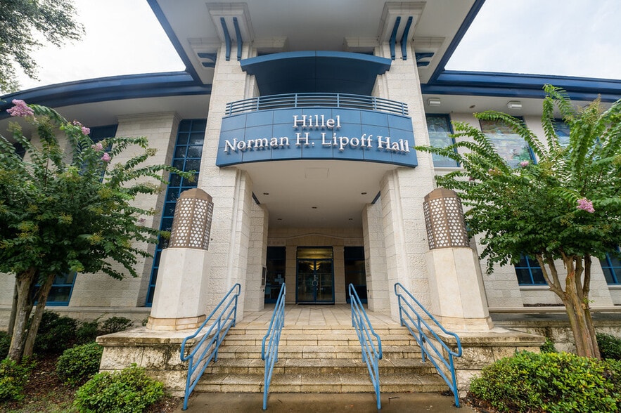 2020 W University Ave, Gainesville, FL to rent - Building Photo - Image 2 of 5