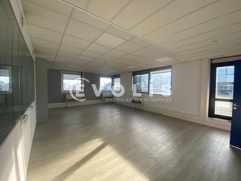 Industrial in Noisy-le-Grand to rent - Interior Photo - Image 3 of 7