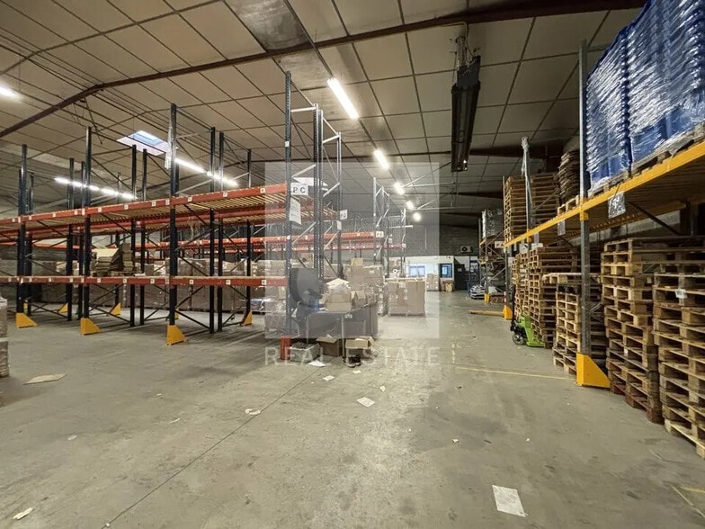 Light Industrial in Chassieu to rent - Interior Photo - Image 3 of 12