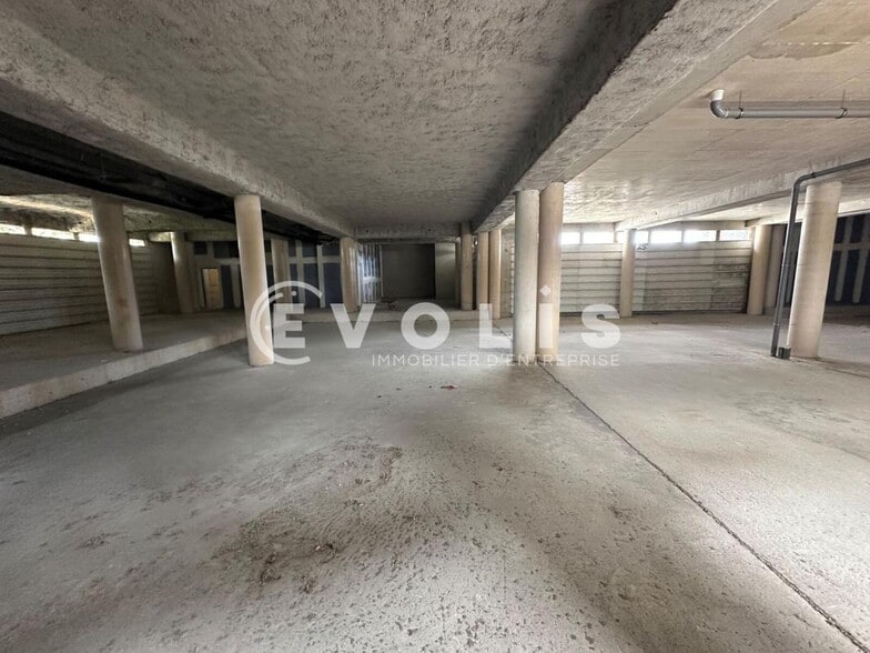 Light Industrial in Noisy-le-Sec to rent - Interior Photo - Image 1 of 7