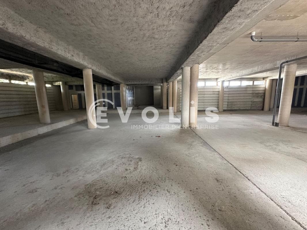 Light Industrial in Noisy-le-Sec to rent Interior Photo- Image 1 of 8
