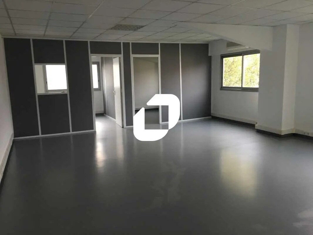 Office in Mérignac to rent Interior Photo- Image 1 of 16