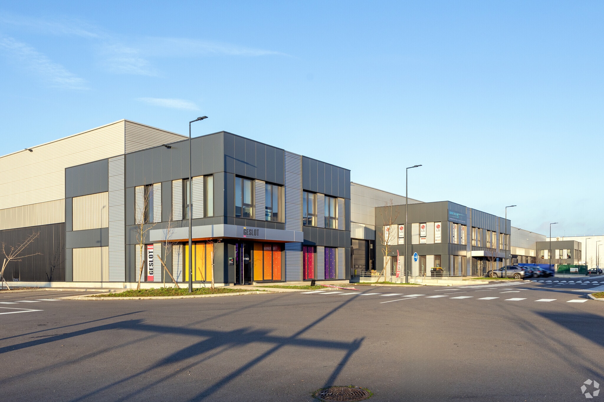 51 Rue Du Commandant Rolland, Le Bourget to rent Primary Photo- Image 1 of 6