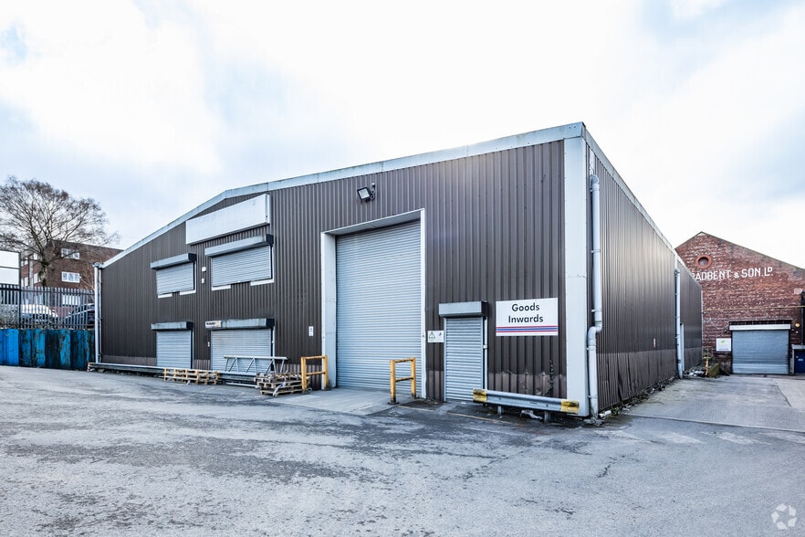 Stalybridge Industrial Estate, Stalybridge to rent - Primary Photo - Image 1 of 5
