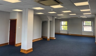 3 Gold Tops, Newport to rent Interior Photo- Image 1 of 4