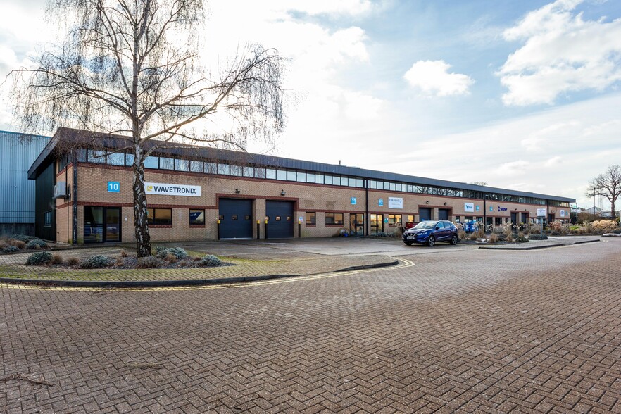 Newton Rd, Crawley to rent - Building Photo - Image 3 of 12