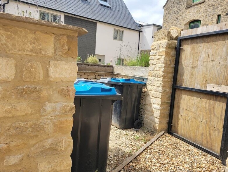 37-39 Corn St, Witney to rent - Building Photo - Image 2 of 2