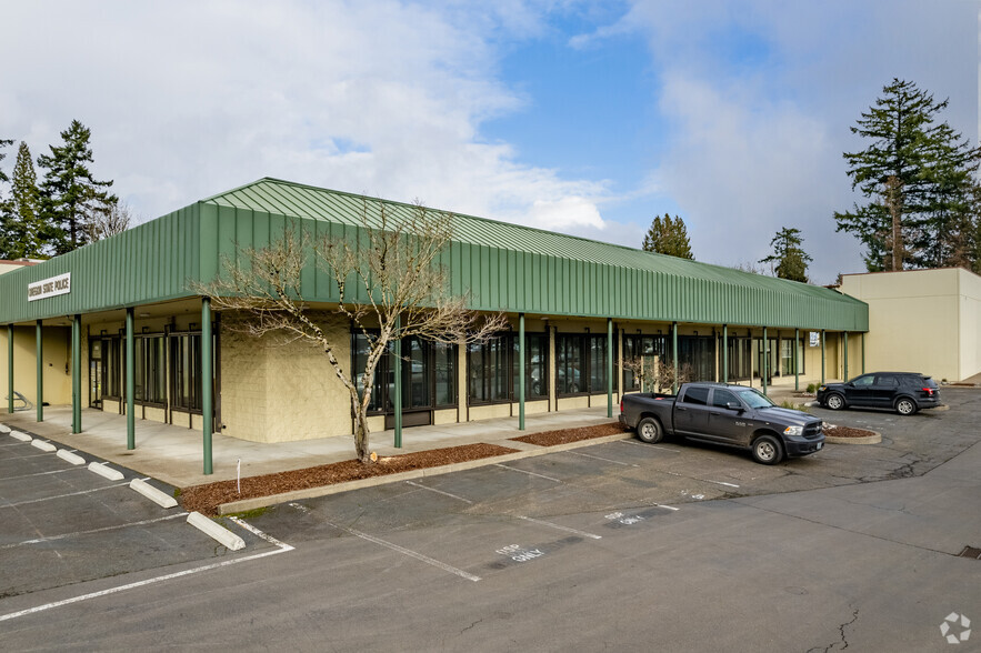 8155 SE Deer Creek Ln, Milwaukie, OR for rent - Primary Photo - Image 1 of 6