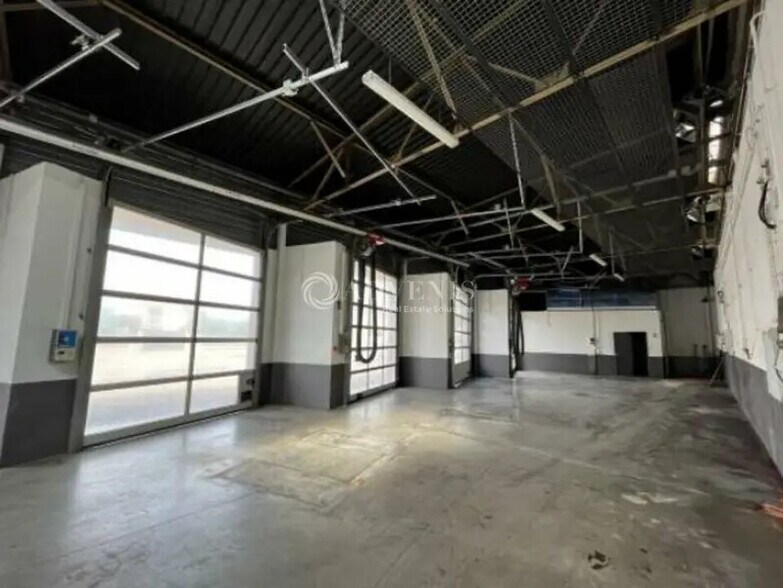 Light Industrial in Vénissieux to rent - Interior Photo - Image 2 of 6