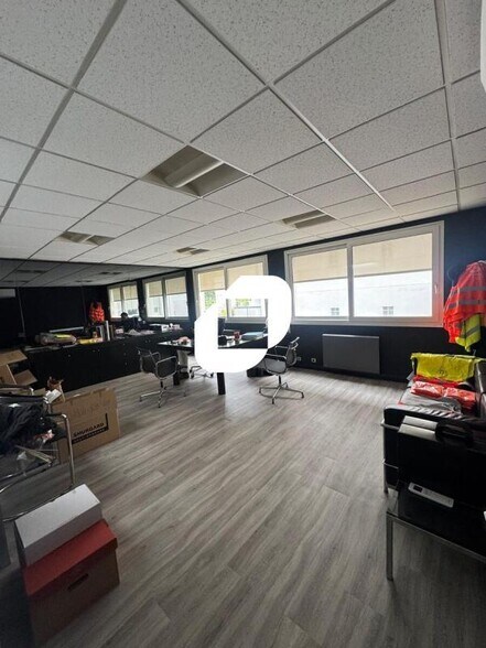 Light Industrial in Noisy-le-Sec to rent - Interior Photo - Image 2 of 6