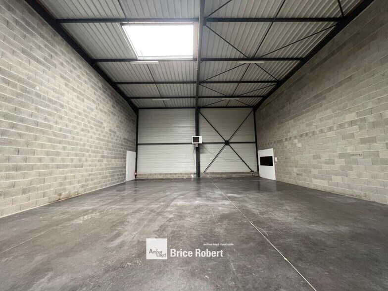 Light Industrial in Saint Priest to rent - Interior Photo - Image 3 of 5