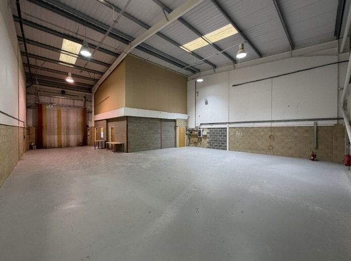 Armstrong Rd, London to rent - Interior Photo - Image 3 of 3