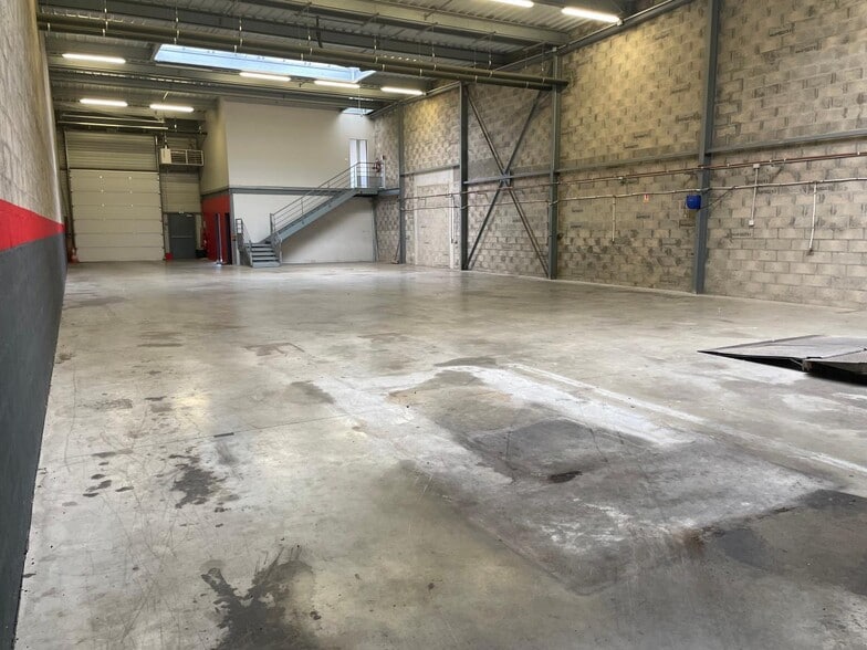 Light Industrial in Chambly to rent - Interior Photo - Image 1 of 8