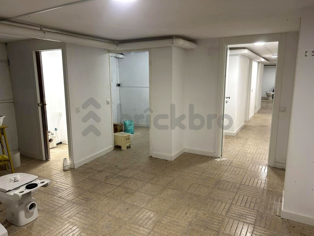 Barcelona, BAR 08027 - Unit - - - Interior Photo - Image 2 of 33