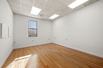 17 Lincoln St, Newton Highlands, MA for rent Interior Photo- Image 1 of 5