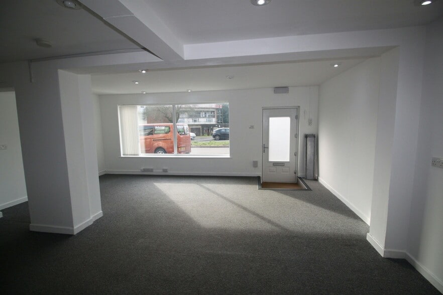 89 Crown Way, Leamington Spa to rent - Building Photo - Image 2 of 9
