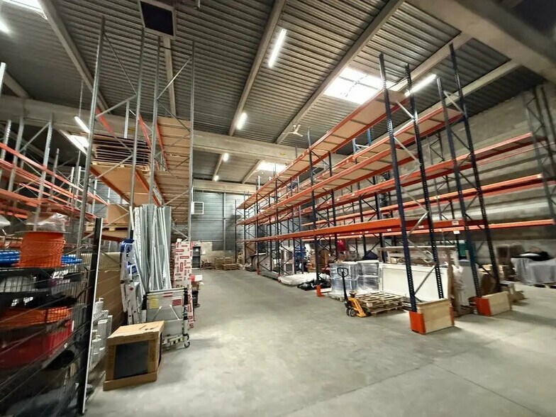 Light Industrial in Louvres to rent - Interior Photo - Image 1 of 3