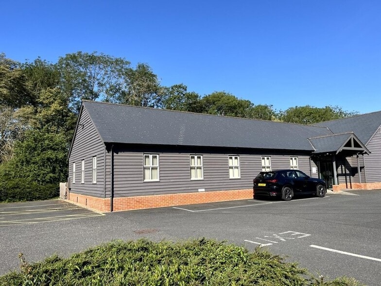 Park House, Earls Colne to rent - Building Photo - Image 3 of 18
