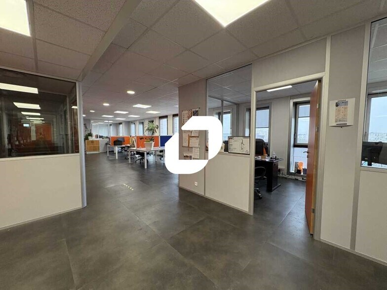 Office in Montigny-le-Bretonneux to rent - Interior Photo - Image 1 of 9