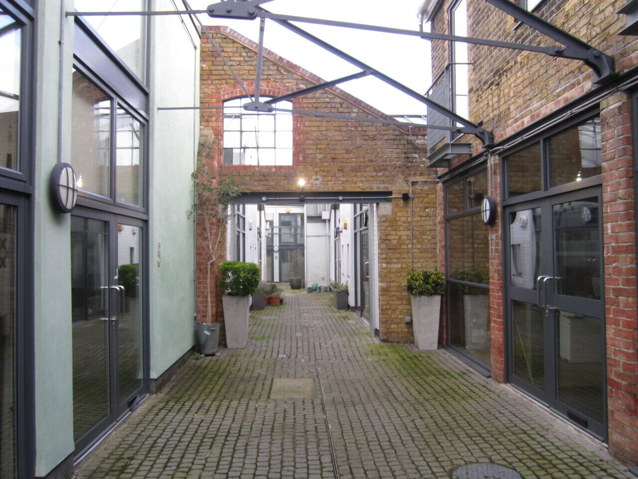 32 Gould Rd, Twickenham to rent Building Photo- Image 1 of 8