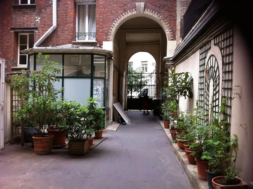 Retail in Paris for sale Building Photo- Image 1 of 5