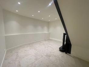 Retail in Paris to rent Interior Photo- Image 1 of 4