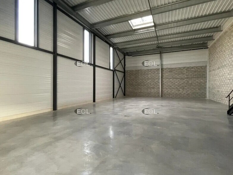 Light Industrial in Éragny to rent - Building Photo - Image 2 of 8