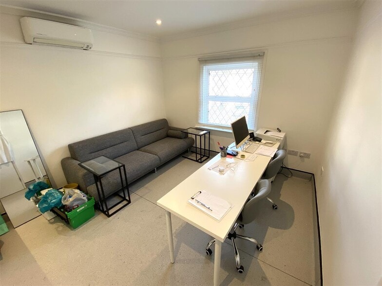 113 High Rd, Loughton to rent - Building Photo - Image 3 of 11