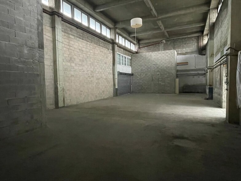 Light Industrial in Nanterre to rent - Interior Photo - Image 2 of 14