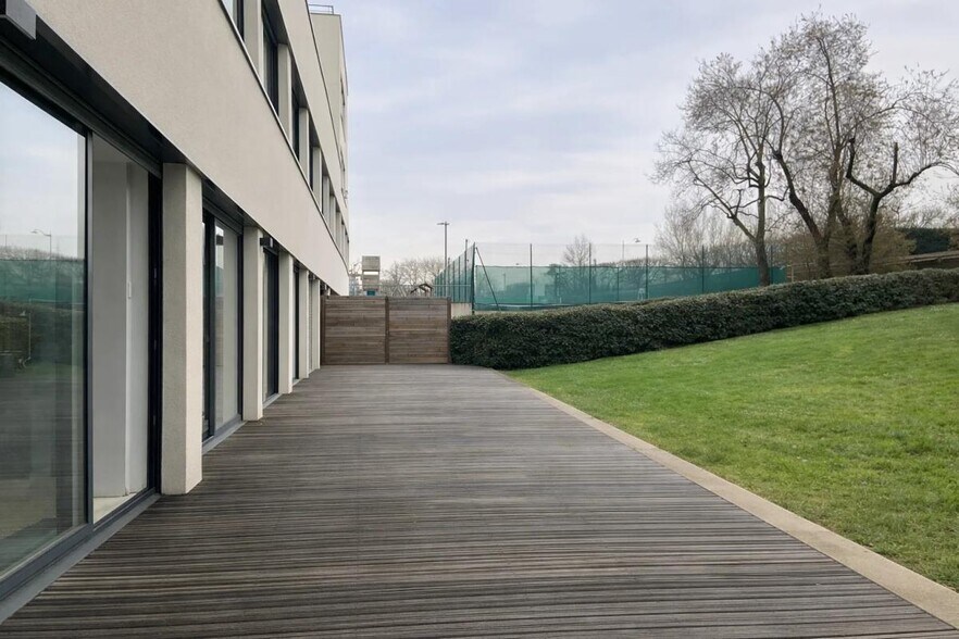 Office in Rueil-Malmaison to rent - Building Photo - Image 2 of 10