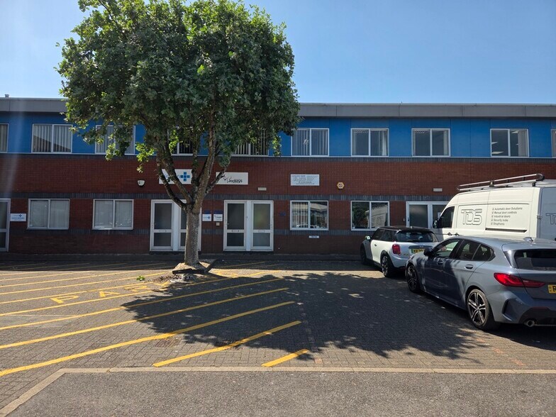 25-43 Kingfisher Ct, Newbury to rent - Building Photo - Image 2 of 2