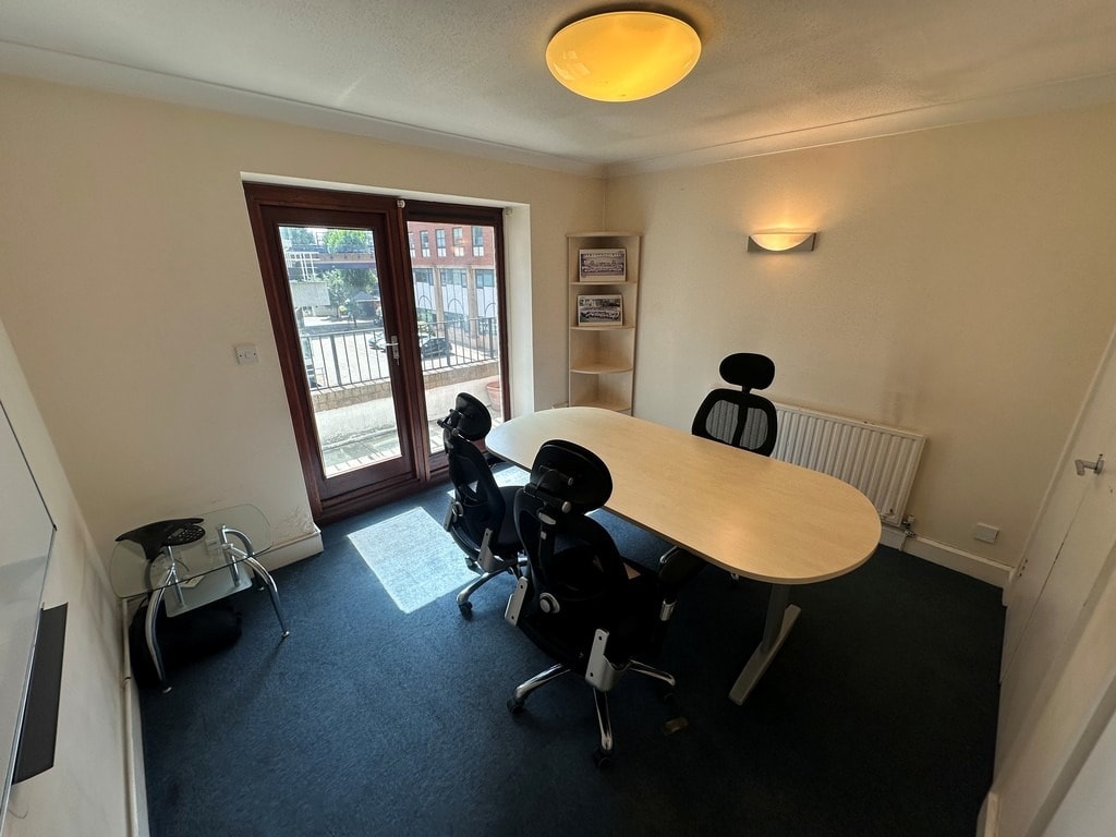 Admirals Way, London to rent Interior Photo- Image 1 of 3