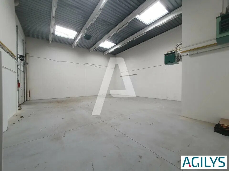 Light Industrial in Champs-sur-Marne to rent Interior Photo- Image 1 of 11