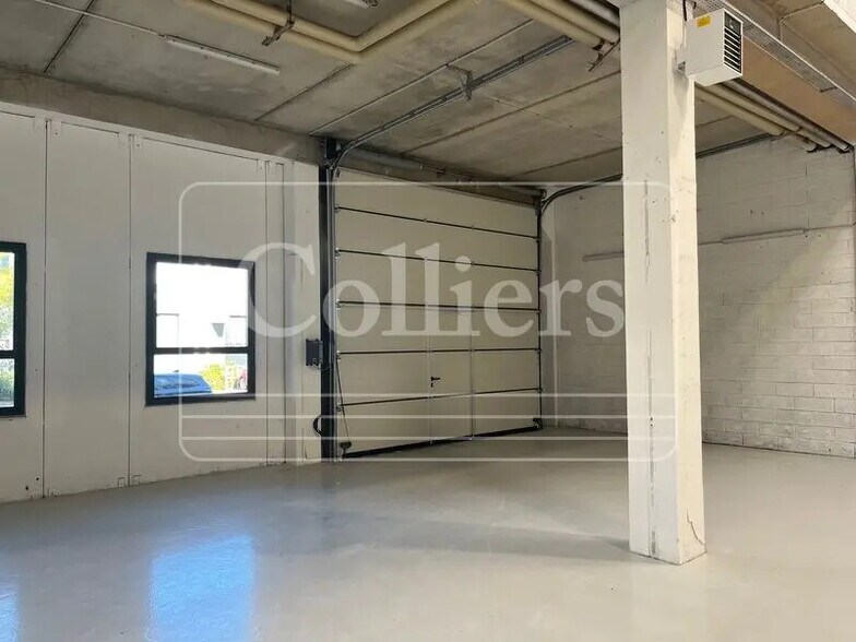 Office in Vitrolles to rent - Interior Photo - Image 2 of 7