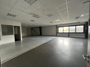 8 Rue Du Maréchal De Lattre De Tassigny, Élancourt to rent Building Photo- Image 2 of 4