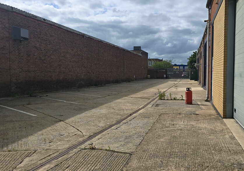 Telford Rd, Bicester to rent - Building Photo - Image 2 of 6
