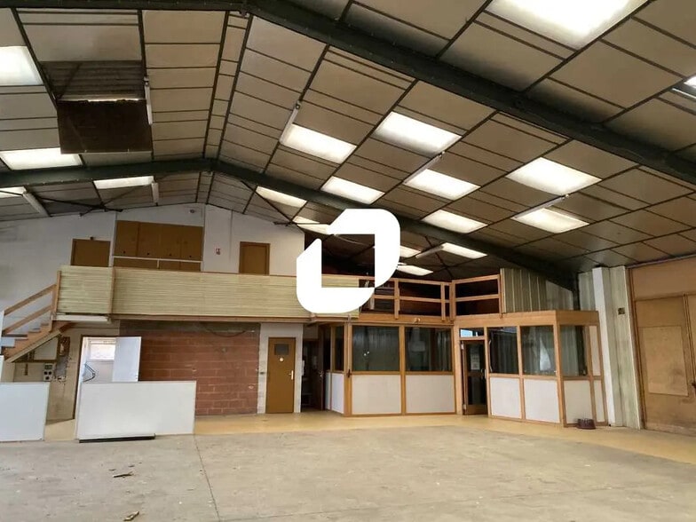 Light Industrial in Pessac to rent - Interior Photo - Image 3 of 7