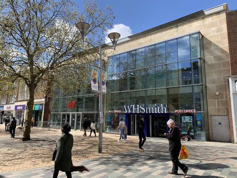 75 High St, Chelmsford to rent - Building Photo - Image 2 of 2