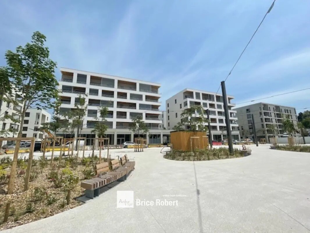 Retail in Bron for sale Building Photo- Image 1 of 6