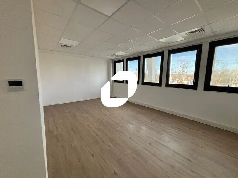 Office in Lisses to rent - Interior Photo - Image 3 of 9