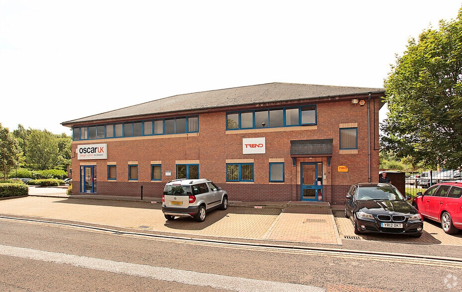 10-11 Royds Hall Rd, Leeds to rent - Building Photo - Image 3 of 5