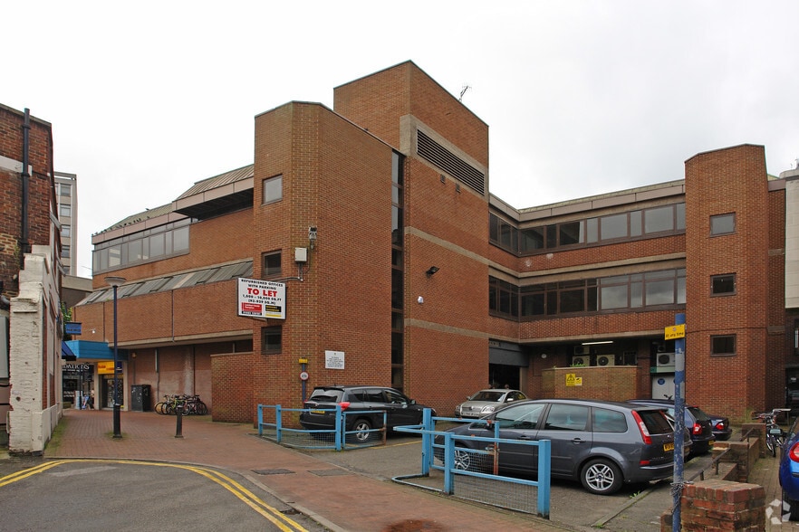 43 Wolsey Walk, Woking to rent - Building Photo - Image 3 of 7