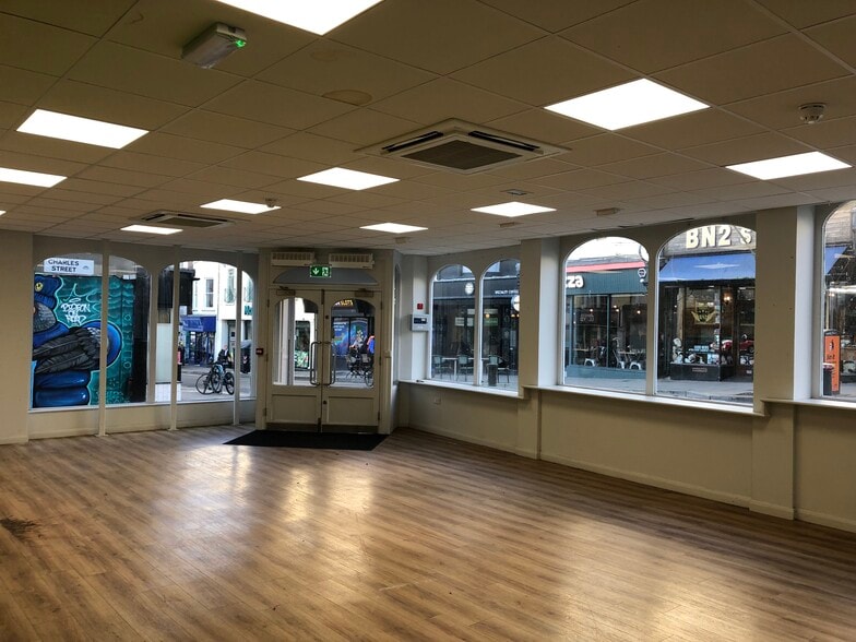 115 St James's St, Brighton to rent - Interior Photo - Image 2 of 9