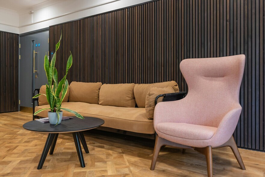 Greenways Business Park, Chippenham to rent - Lobby - Image 3 of 7