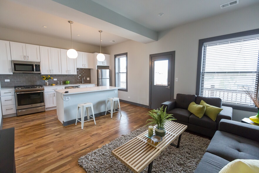 2848 N Seminary Ave, Chicago, IL for sale - Interior Photo - Image 2 of 20