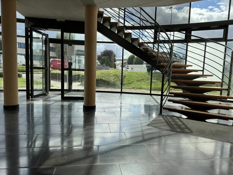 Office in Dijon to rent - Lobby - Image 3 of 7