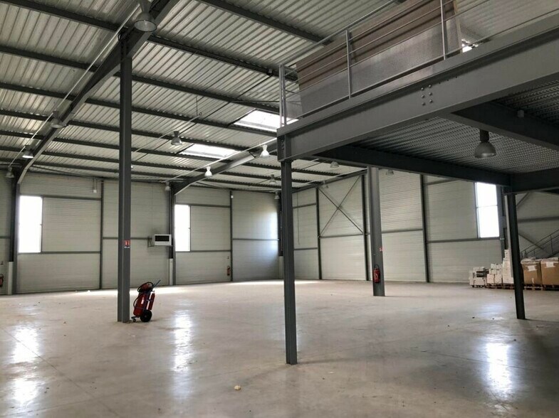 Light Industrial in Lieusaint to rent - Interior Photo - Image 2 of 4